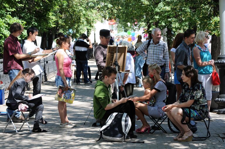 Уфимский Арбат в этот день стал местом сосредоточения местны Уфимский Арбат в этот день стал местом сосредоточения местны