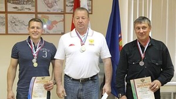 Максим Савельев (крайний слева) на награждении победителей чемпионата России по высшему пилотажу в многоборье