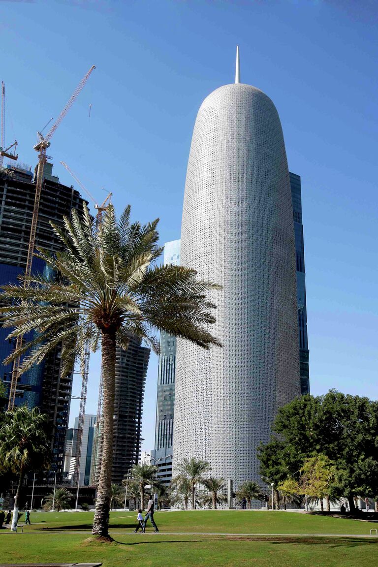 Небоскреб Doha Tower в столице Катара Дохе