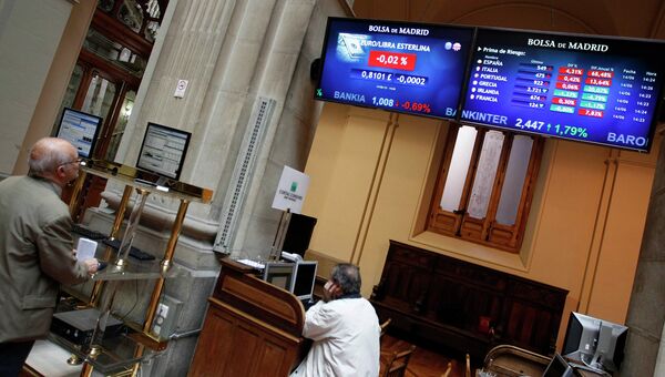 Электронные табло на фондовой бирже в Мадриде, Испания
