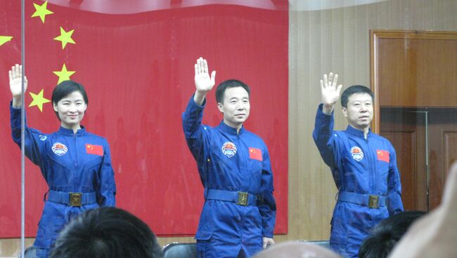 Встреча экипажа китайского космического корабля Шэньчжоу-9 с журналистами