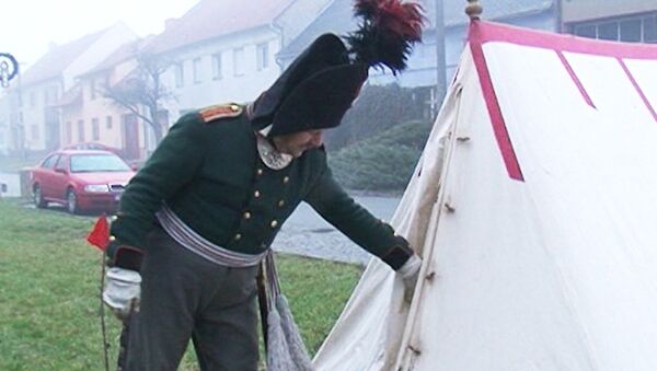 Чехи спят в палатках и готовят на костре, изображая русских при Аустерлице