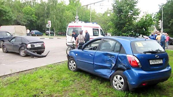 Две легковушки и микроавтобус столкнулись на перекрестке в Москве
