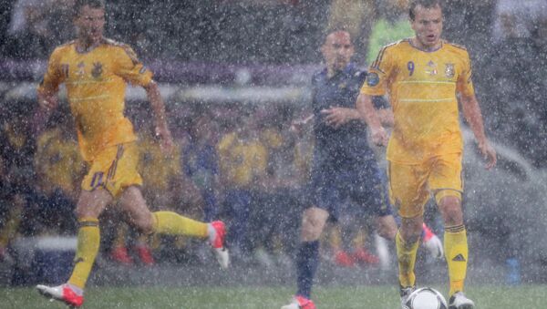 Матч ЕВРО-2012 между сборными Украины и Франции прерван из-за дождя