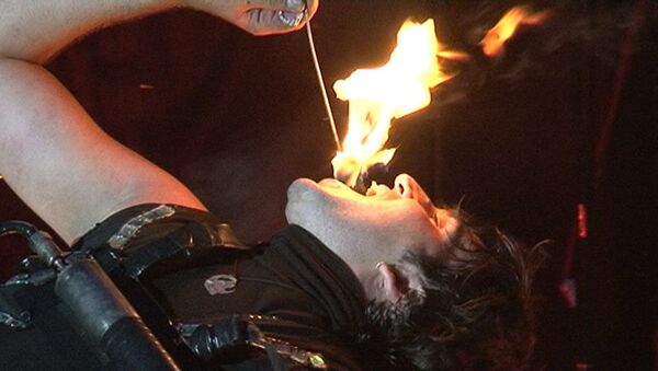 Фаерщики заставляли пламя танцевать и глотали его во время шоу в Москве