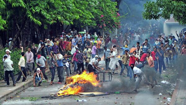 Столкновения с полицией в Бангладеш во время забастовки рабочих швейных фабрик