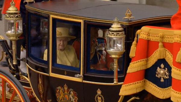 Елизавета II в желтом костюме и шляпке прокатилась по Лондону в карете