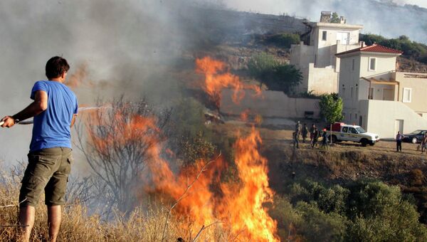 Мощные лесные пожары тушат близ Афин