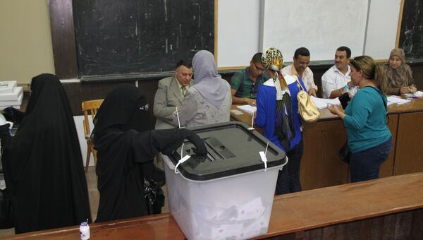 Женщина голосует на выборах президента Египта