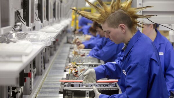 Рабочий в цехе завода Foxconn и Hewlett-Packard по производству персональных компьютеров. Архивное фото