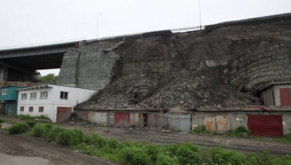 Обрушение подпорной стены трассы во Владивостоке