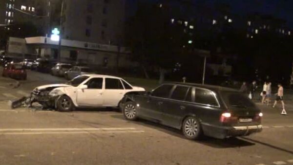 Два автомобиля налетели друг на друга при повороте на севере Москвы
