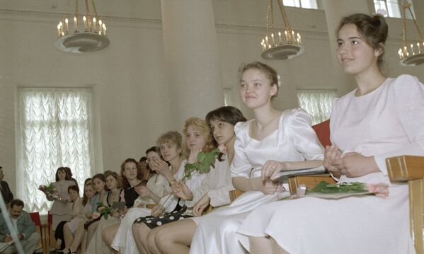 Выпускницы женской гимназии. 1996