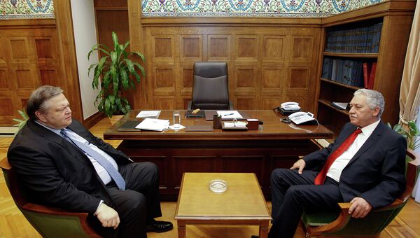 Глава левоцентристской партии ПАСОК Эвангелос Венизелос и лидер Демократических левых сил Фотис Кувелис 