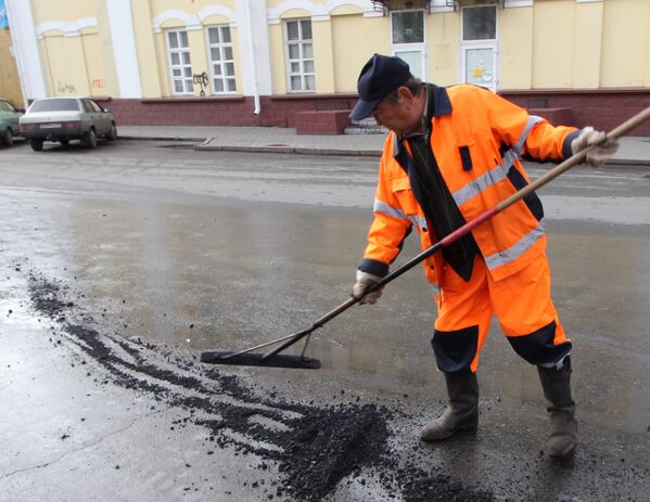Ямочный ремонт дорог в Омске и Москве
