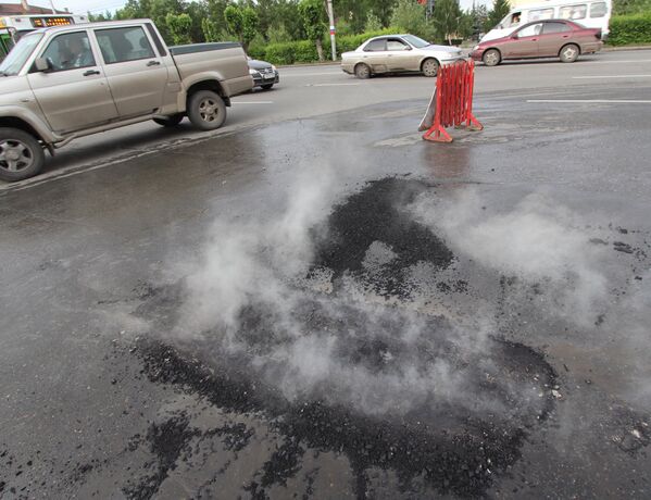 Ямочный ремонт дорог в Омске и Москве