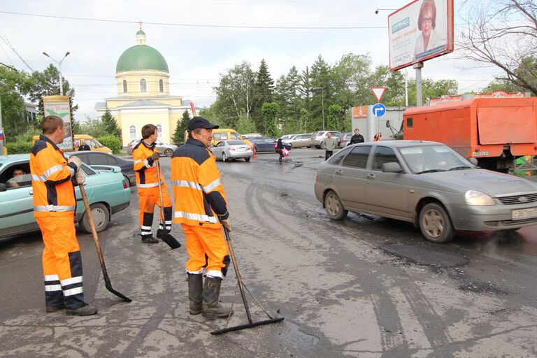 Ямочный ремонт дорог в Омске и Москве