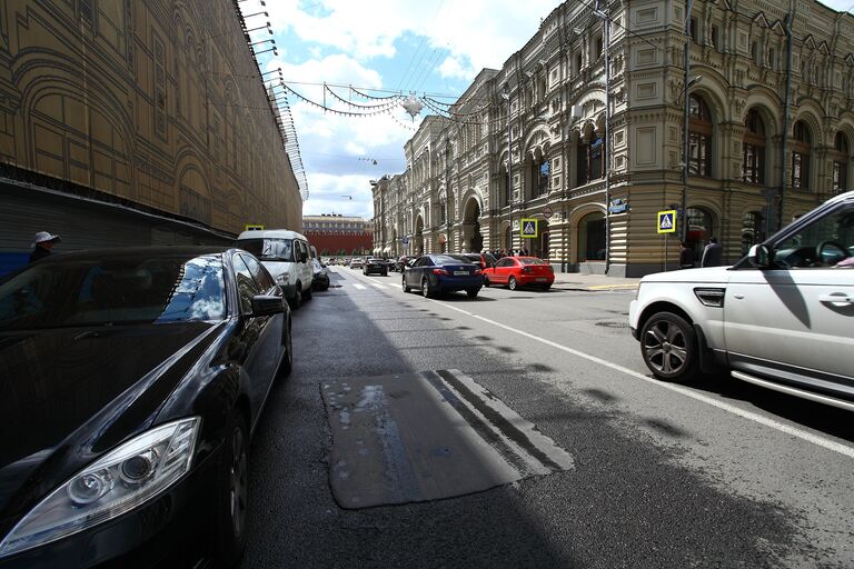 Ямочный ремонт дорог в Омске и Москве