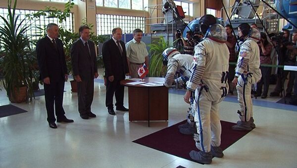 Космонавты тянут билеты на экзаменах перед полетом на МКС