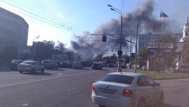 На севере Москвы горит склад