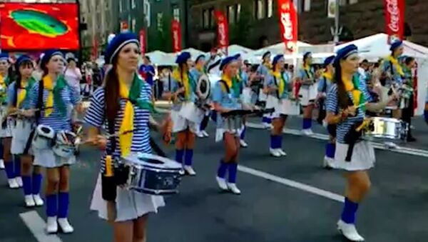 Украинские фаны поддержали сборную парадом во главе с Русланой