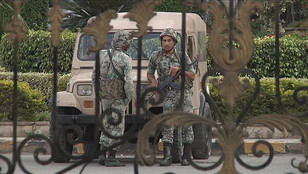 Вооруженные солдаты охраняют госпиталь, куда доставили Мубарака