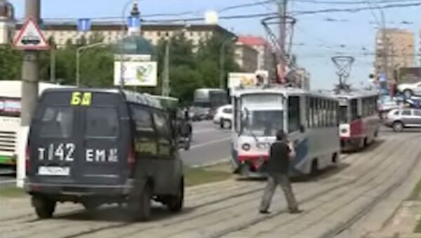 Девушка попала под трамвай в центре Москвы. Видео с места ЧП