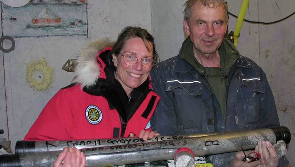 Американский геолог Джулия Бригхэм-Гретте (Julie Brigham-Grette) и ее российский коллега Павел Минюк с образцами осадочных пород