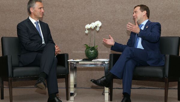 Председатель правительства РФ Дмитрий Медведев (справа) и премьер-министр Норвегии Йенс Столтенберг во время встречи в Рио-де-Жанейро.