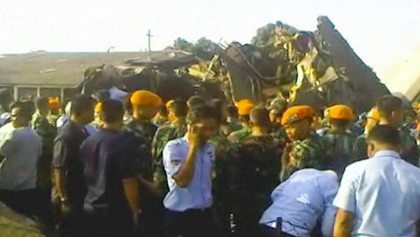 Последствия падения самолета Fokker-27 на жилые дома в Индонезии