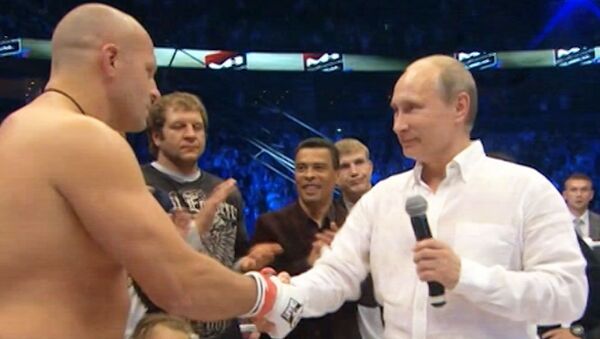 Путин пожал руку Емельяненко за победу в поединке с Хиззо