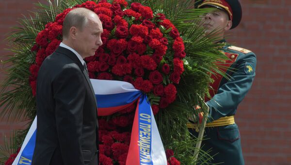 Президент России Владимир Путин возлагает венок к Вечному огню у Могилы Неизвестного солдата. Архивное фото