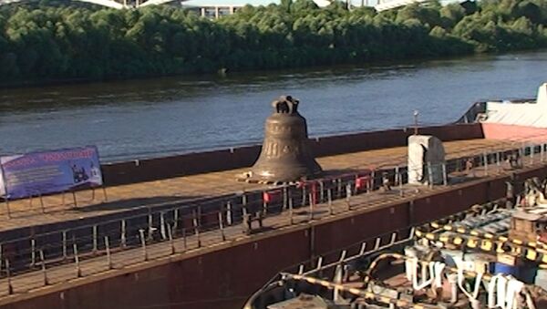 Соборный колокол весом в 64 тонны приплыл к храму Александра Невского 