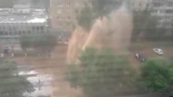 Десятиметровый фонтан выбил окна в нескольких квартирах Оренбурга