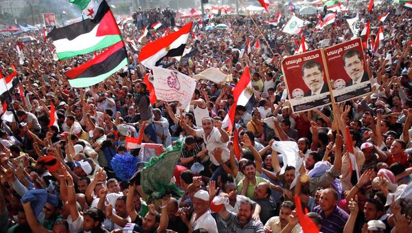 Демонстранты на Тахрире празднуют победу Мурси на выборах президента президента
