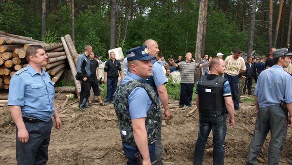 Один из моментов конфликта 22 июня в поселке Демьяново Кировской области