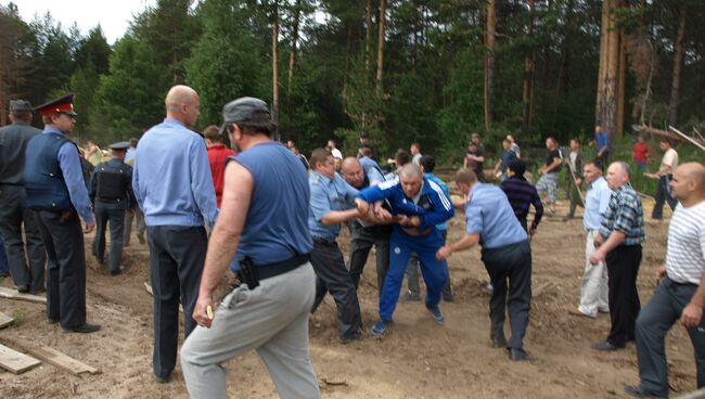 Один из моментов конфликта 22 июня в поселке Демьяново Кировской области