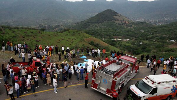 Машины скорой помощи рядом с местом аварии пассажирского автобуса в штате Герреро, Мексика