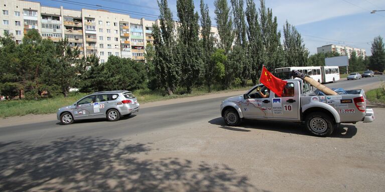 Участники автопробега Пекин -Москва промчались по дорогам омска