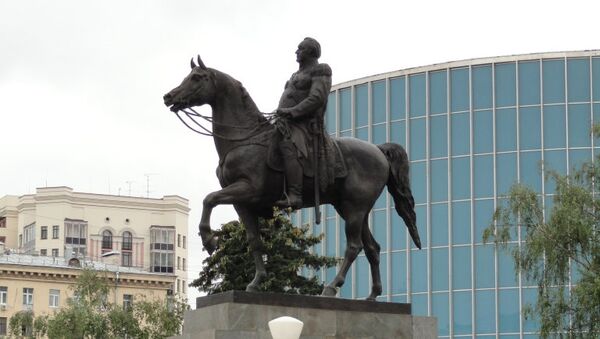 Памятник Михаилу Кутузову перед музеем-панорамой «Бородинская битва»