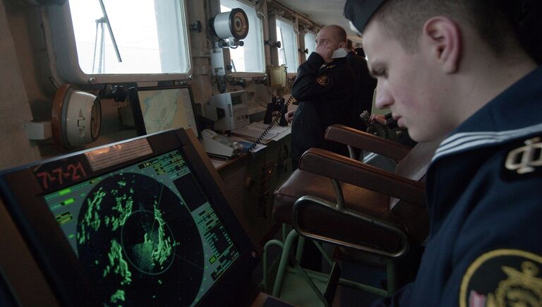 Матрос большого противолодочного корабля Вице-адмирал Кулаков следит за показаниями радара на капитанском мостике судна
