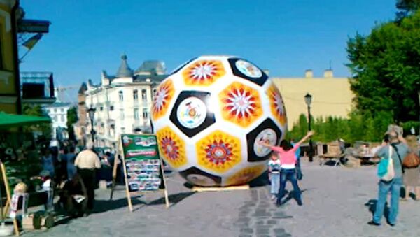 Народное Евро: футбол в бассейне и другие спортивные забавы в Киеве