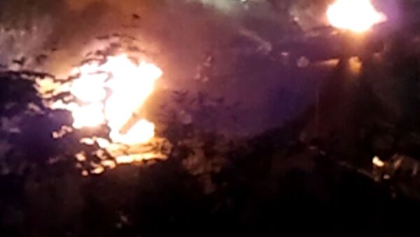 Две машины сгорели в петербургском дворе. Видео очевидца