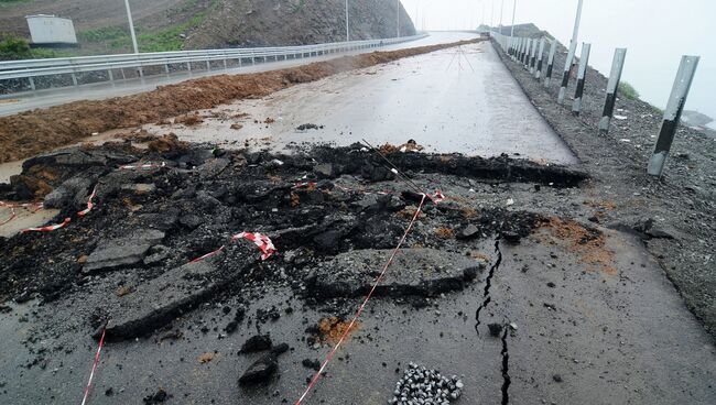 Поврежденный участок трассы во Владивостоке