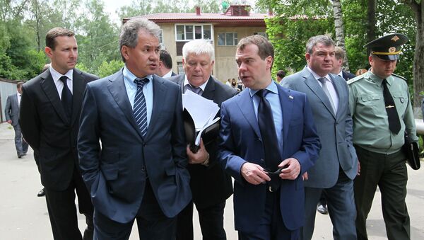 редседатель правительства России Дмитрий Медведев (в центре) осматривает поселок Петровское перед совещанием по вопросам передачи имущества Минобороны