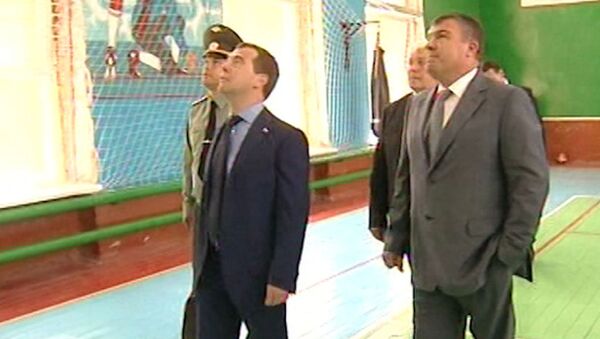 Медведев в военгородке зашел в спортзал, в котором полвека не было ремонта