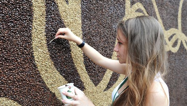Самая большая картина из зерен кофе в Парке Горького