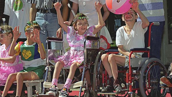 Дети-инвалиды на празднике в Детском реабилитационно-оздоровительном комплексе. Архив