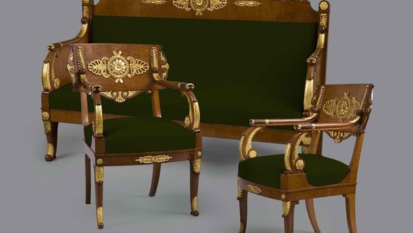 Диван и кресла Росси, представленные на выставке Время Ампира