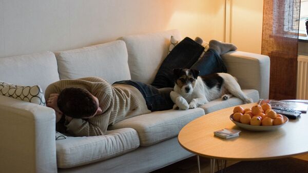 Хозяин с псом на диване